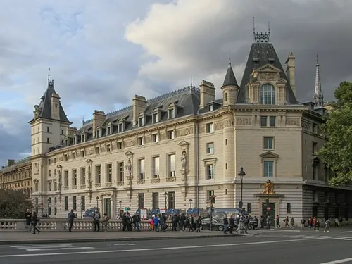 Paris : prison avec sursis pour trois pompiers qui avaient filmé un...